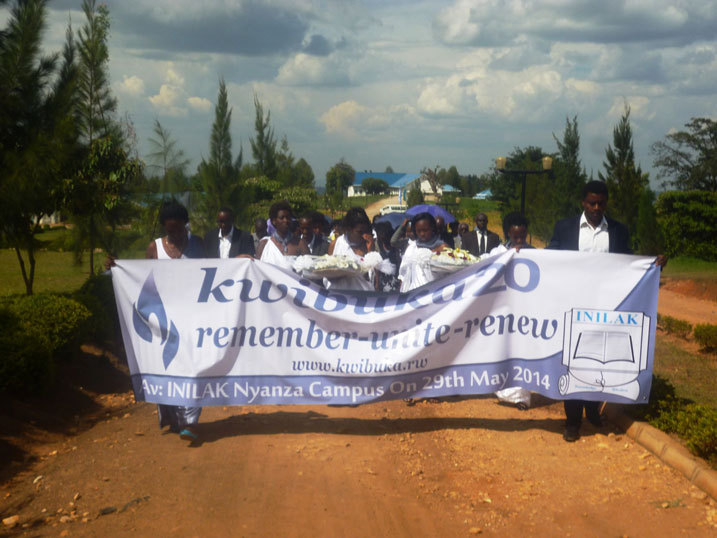 Urugendo rwo kwamagana Jenoside yakorewe Abatutsi mu Rwanda rwakozwe n'abanyeshuli ba INILAK Nyanza bajya ku rwibutso rwa Kavumu.
