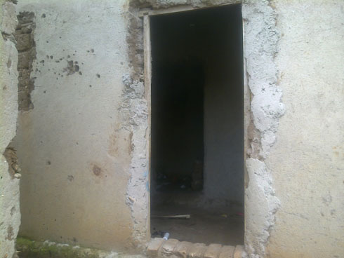 Urugi rw'iyo nzu barukuye ndetse ba nyirayo ntibayiraramo.