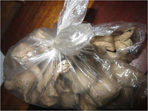 Urumogi bafatanwe rwari ruzingazinze mu dupfunyika.