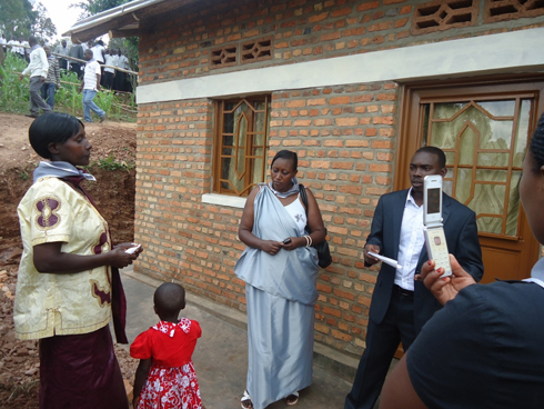 Urunyuzuwera yitegura kakira imfunguruzo z'inzu ye.