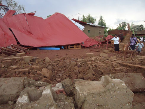 Urusengero rwose rwaguye hasi n'amabati yarwo atwikira intebe zarimo n'ibindi bintu.