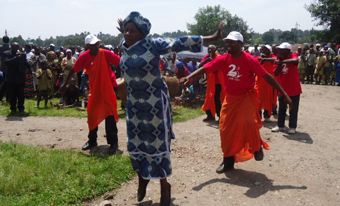 Urusengo barubyina bitera hejuru, bakoma amashyi ndetse n'ingoma.