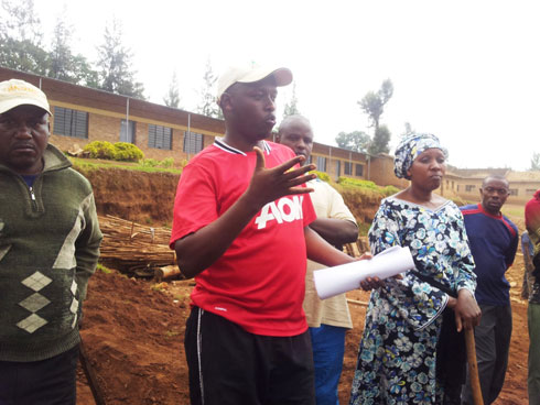 Ushinzwe igenamigambi mu karere ka Muhanga yatangarije abitabiriye umuganda gahunda zigezweho zigomba kwitabwaho na buri wese.