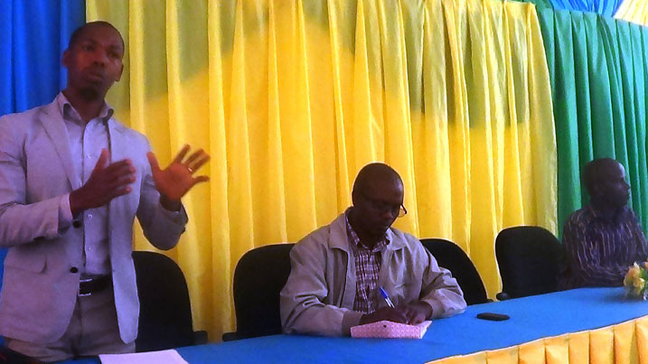 Ushinzwe ibikorwa muri PASP, Ndagijimana Alexis (uhagaze) asobanura uko uzakorana n