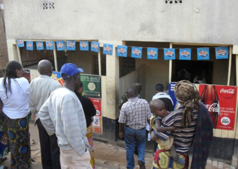 Benshi mu Banyarwanda ngo bava mu kazi kare bagahitira mu tubari