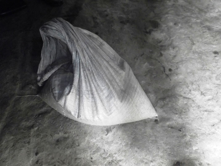 Uwafatanywe ibi bigori arakekwaho kuba ari we waherukaga no kwiba ibiro 35 by'ibishyimbo muri urwo rugo.