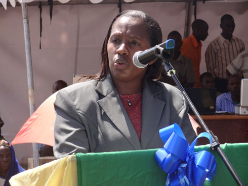 Guverineri Uwamariya Odette arasaba urubyiruko kwirinda ibiyobyabwenge.