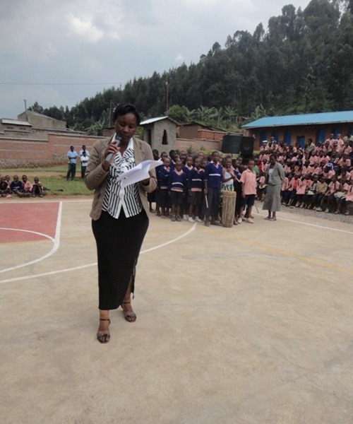 Uwamariya Beatrice umuyobozi w'iri shuri avuga ijambo.