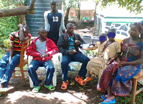 Uwo wambaye umwambaro utukura n'umugore uri mu ifoto bavuga ko ngo hari abazungu bajya mu nkambi za FDLR.