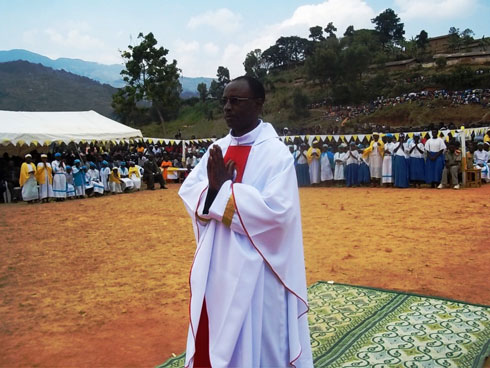 Uwamungu wahawe ubupadiri avuga ko azashishikariza ababyeyi kurera abana babo gikirisitu.