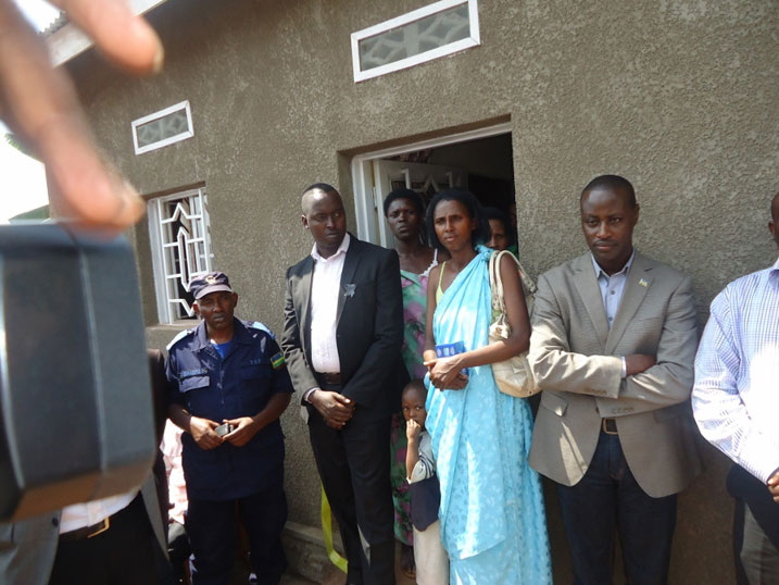 Uwantege yari yabukereye ari hagati ya Gitifu w'umurenge na Vice mayor w'ubukungu mu karere ka Ngoma.