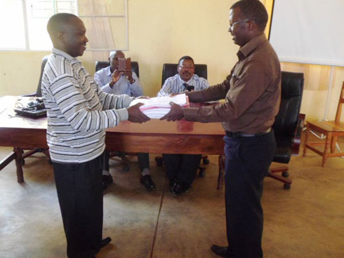 Uwari Umunyamabanga Nshingwabikorwa w'akarere ka Nyamasheke, Ndagijimana Jean Pierre (ibumoso) ahererekanya ububasha n'uwamusimbuye.