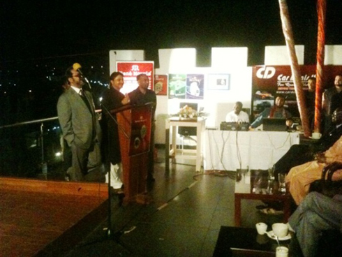 Uwari uyoboye ibiganiro abaza ibibazo, bitandukanye utsinze agahembwa.