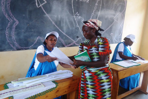 Uwemerewe gutora yahabwaga urupapuro rw'itora ruriho abakandida 21 bo mu Ntara y'Iburengerazuba agahitamo 6 ashatse.