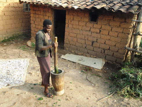 Uwimana arasekura isombe ngo ashakire ababyeyi be na barumuna be icyo bararira.