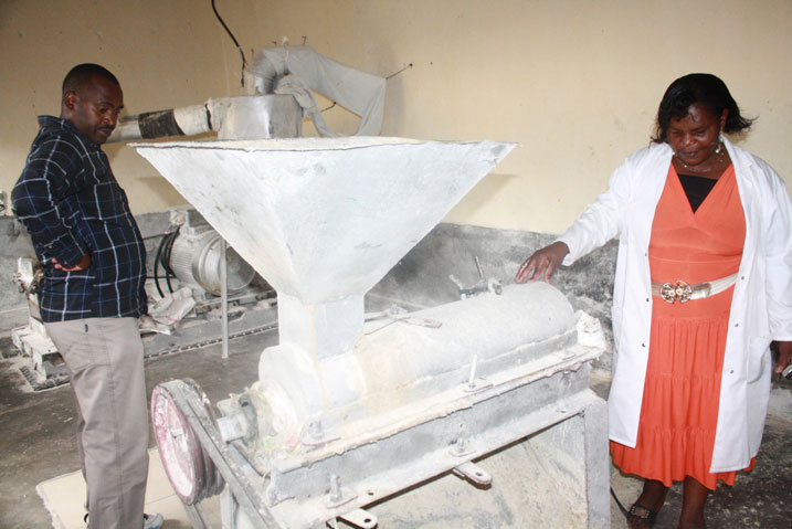 Uwimana asobanurira umukozi w'umurenge imashini akoresha.