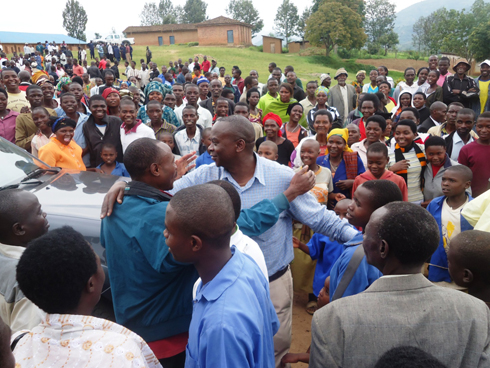 Uwimana Emmanuel asuhuza abakunzi be na bo bamugaragariza ko bamukunda. (Photo: N. Leonard)