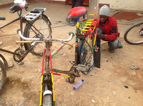 Uwintore ku kazi ke ko kurimbisha amagare.