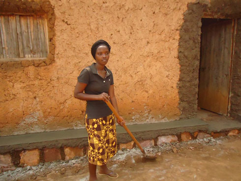 Uwitonze Charlotte yatabarije izindi mfubyi zirera nyuma yo gufashwa gusana inzu ye.