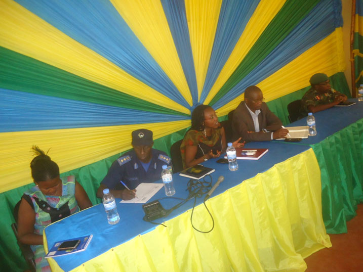 Uwizeye Solange (uwa gatatu) umukozi w'ikigo cy'imiyoborere(RGB) avuga ibyavuye mu ubushakashatsi ku karere ka Rusizi mu miyoborere.