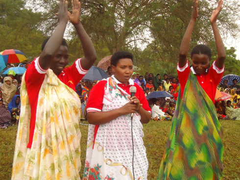 Uwizeye Clementine (hagati) ngo yamaze kubabarira abamuhekuye kandi ngo azakomeza kubabarira n'abandi.