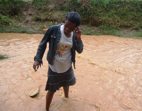 Uwizeyimana ari mu mugezi yinitswemo amazi yamuzibye amatwi.