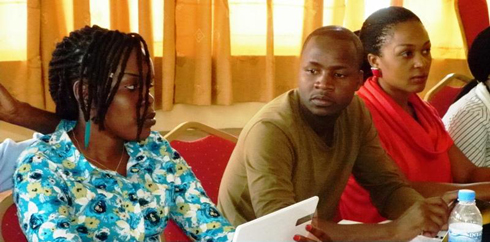 Uwizeyimana M Louise (Ibumoso) umwe mu bayobozi b'ibinyamakuru, aravuga ko hakwiye inkuru zitabogamye.