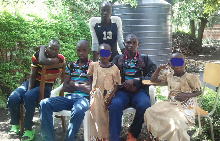 Uri ku ruhande ibumoso na mugenzi we uhagaze bemeza ko abakozi ba Croix-Rouge batanga imiti ku barwanyi ba FDLR.