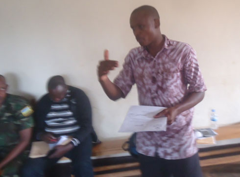 Uwo musore ushinzwe inyubako z'iyo hoteri ngo yahanganaga n'ubuyobozi bamusaba ibisobanuro.