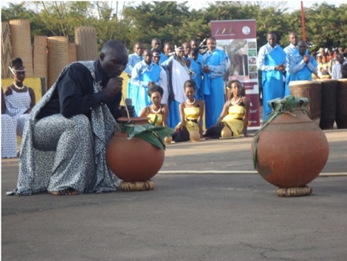 Uwo mugabo yerekanaga uko amarwa y'ibwami yasogongerwaga.