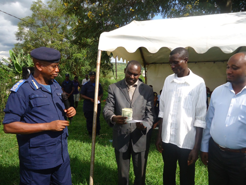 Uwungirije umuyobozi mukuru wa Polisi ashyikiriza iyo nkunga.