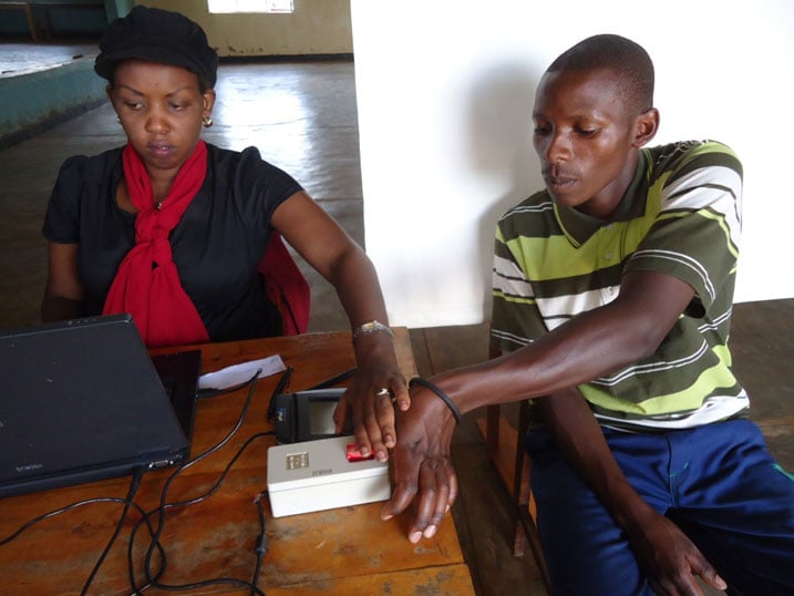 Uyu arimo gufatwa igikumwe nyuma yo gufotorwa.