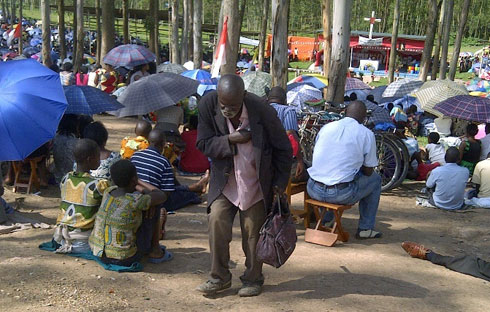 Uyu bamaze kumuha agatubutse akanyamuneza ni kose.