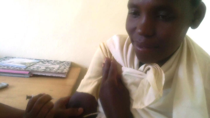 Uyu mubyeyi ahabwa uburyo bw'urushinge rw'amezi atatu kandi ngo nta kibazo afite.