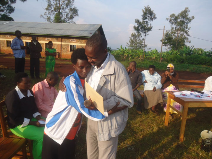 Uyu mugeni yahawe n'izindi mpano zitandukanye nyinshi.