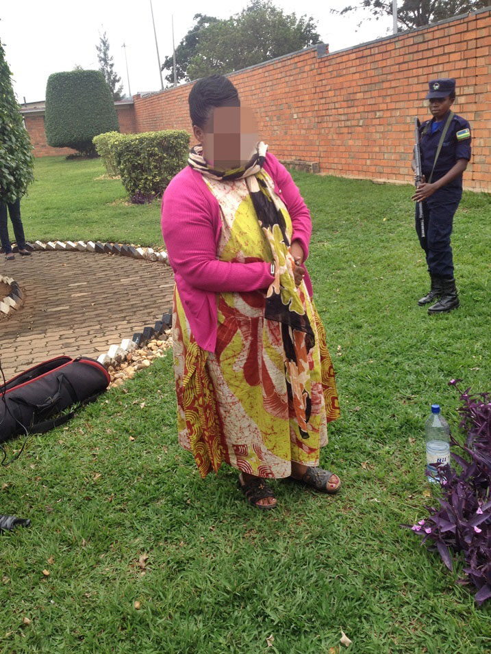 Uyu mugore yemereye Polisi aranasinya ko ibyo biyobyabwenge ari ibye ariko ageze imbere y'itangazamakuru arabihakana.