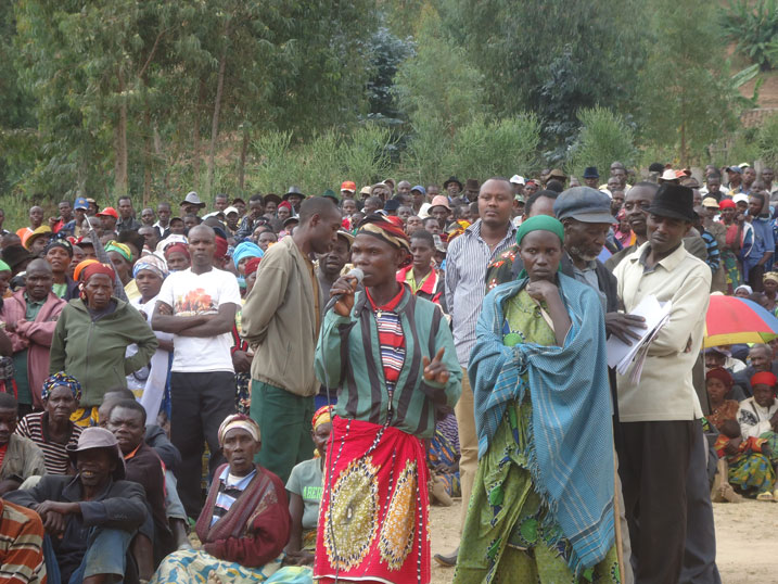 Uyu mukecuru ufite mikoro ni we Kanyanja Colette urimo gusobonura icyo yita akarengane ke.