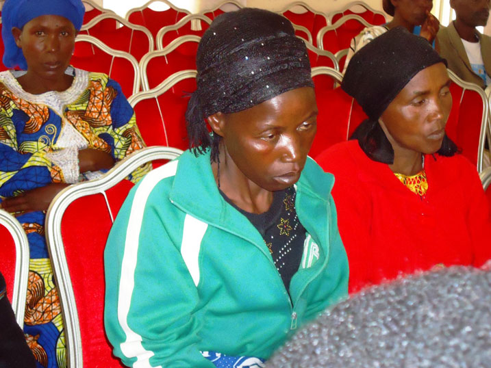 Uyu mukecuru w'umunyamuryango wa AVEGA , yemerewe inzugi 4 n'amadirishya ane yo gukinga inzu ye nyuma yo kugeza ikibazo ku muyobozi wungirije ushinzwe imibereho myiza y'abaturage.