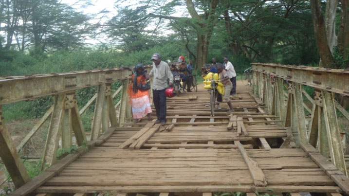 Uyu mukecuru yari yananiwe kwambuka uwari umuhetse kuri moto aramufasha.