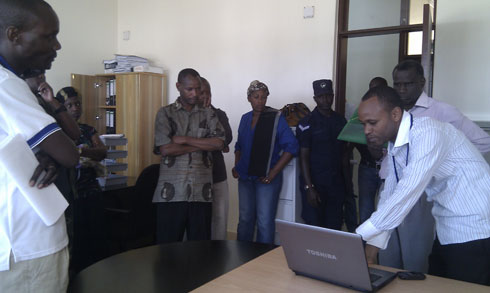 Uyu mukozi arereka abagenzura ishyirwa mu bikorwa ry'imihigo uko batanga ibyemezo by'ubutaka mu buryo bwihuse.