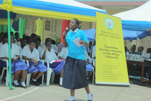 Uyu munyeshuli wa GS Mater Dei yavugaga mu cyongereza ashyigikira igitekerezo cye.