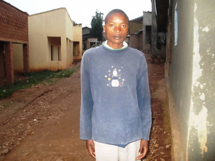 Uyu munyeshuri yatinze kujyaku ishuri ategereje kwishyurwa amafaranga yakoreye kuri izo nyubako.