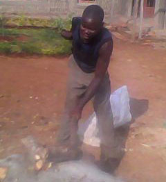 Rudahunga ari kwasisha akaboko kamwe yavukanye.