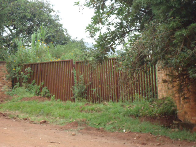 Uyu muryango wanyuragamo imodoka zizanye ibikoresho muri SORWAL.