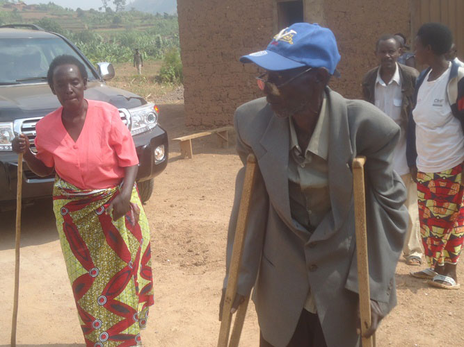 Uyu musaza n'umukecuru ibyishimo byari byose kuko bari barananiwe kwiyubakira kuko babana n'ubumuga.