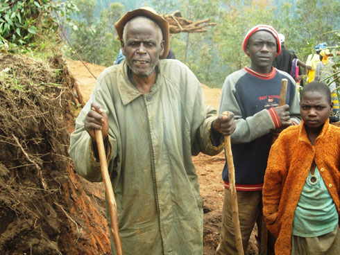 Uyu musaza ugendera ku nkoni ebyiri ngo yahuraga n'ingorane zo guca mu ishyamba no mu bisambu none yishimiye ko babonye umuhanda.