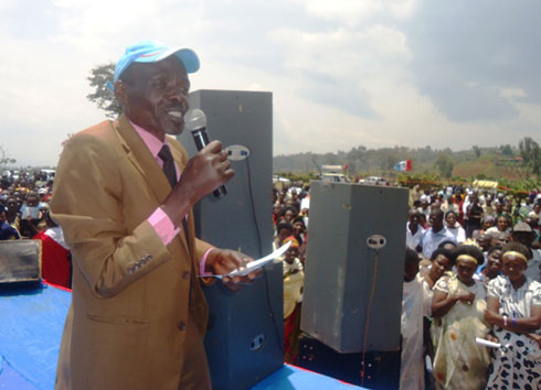 Uyu musaza yavuze ko abaturage b'i Bushenge bazatora FPR 100% ariko na yo ikamenya ko igomba kubagezaho kaburimbo ijya ku Bitaro.