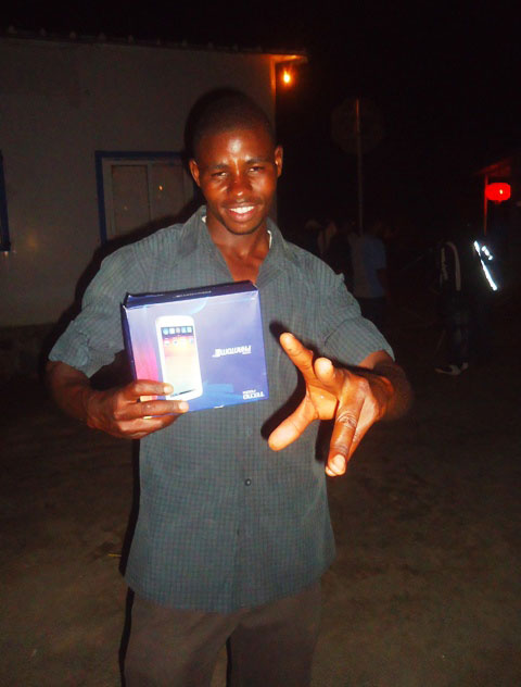 Uyu musore yatomboye Smart Phone ibarirwa mu gaciro k'ibihumbi 340 by'amanyarwanda.