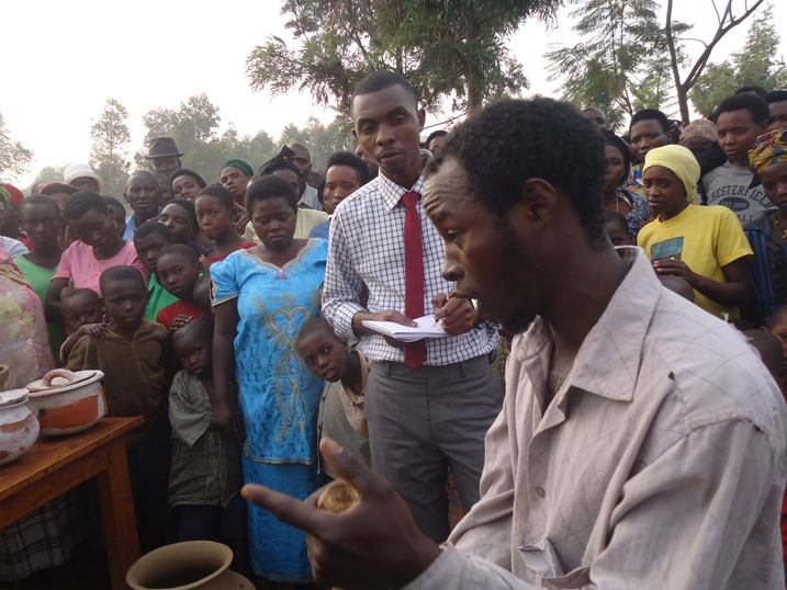 Uyu muturage yari ari gusobanurira Dr Mukabaramba ko kwiyishyurira ifatabuguzi ry'amashanyarazi bitashoboka kuko akazi bakora bagakora ari kwanga kwiba.