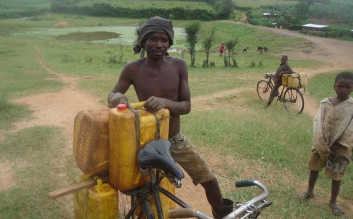 Uyu muturage yavaga kuvoma amazi yavaga kuvoma muri Valley dam.